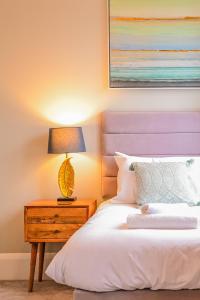 una camera con letto e lampada sul comodino di No.192 Oxford a Oxford