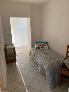 a bedroom with a bed with a rope tied to it at PETITE Maison de village Fontienne 21 chemin des charbonniers in Fontienne