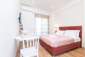 Una cama o camas en una habitación de Domenicas Corfu