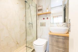 Un baño de Domenicas Corfu