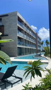 hotel z basenem przed budynkiem w obiekcie Gav Resorts, Porto Alto w mieście Ipojuca
