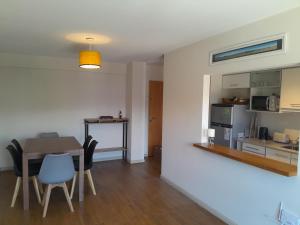 a kitchen and dining room with a table and chairs at Carocito Departamento in San Carlos de Bariloche