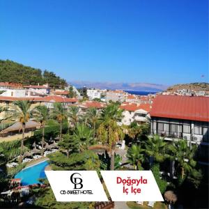 uitzicht op een resort met zwembad en palmbomen bij CB Sweet Hotel in Baku