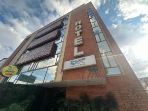 波哥大Lavid Hotel Palacio Real的侧面有标志的建筑物