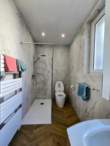 Bilik mandi di Le Rive Gauche by Beds76, Grand Parking