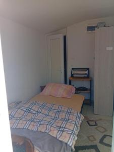 una piccola camera con letto e tavolo di Monte room a Podgorica 1 altra foto