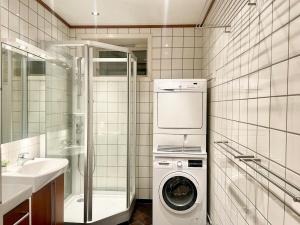 Ένα μπάνιο στο 4 bed riverside apt