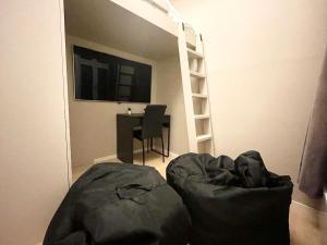 Χώρος καθιστικού στο 4 bed riverside apt