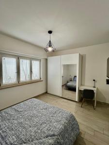 una camera con letto, scrivania e finestre di Elegant & Spacious 2BR 2BA Unit with Private Patio a Roma