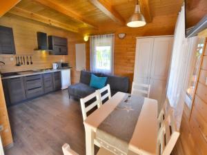 Kuchyňa alebo kuchynka v ubytovaní 2-storey holiday homes, Ustronie Morskie