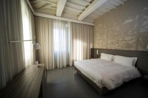 A bed or beds in a room at Hotel & Resort Le Colombare