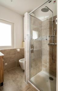 a bathroom with a shower and a toilet at Charmant Appartement au Cœur du Village de Bedoin in Bédoin +8 photos