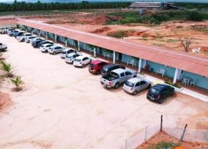 a long line of cars parked in a parking lot at Ecovila Sertão in Petrolândia
