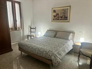 プラートにあるSotto il Vaporeのベッドと壁に絵が飾られた寝室