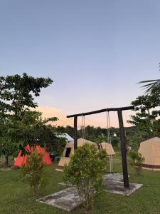 Vrt ispred objekta Chamka Pich Bungalow & Restaurant