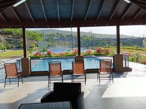 The swimming pool at or close to A serene getaway by the oasis