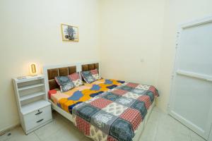 Una cama o camas en una habitación de 2 Rooms in villa