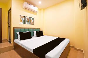Ένα ή περισσότερα κρεβάτια σε δωμάτιο στο Hotel O Cuttack inn