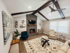 Posezení v ubytování Modern Ranch 3 BDRM, sleeps 6 with HOT TUB