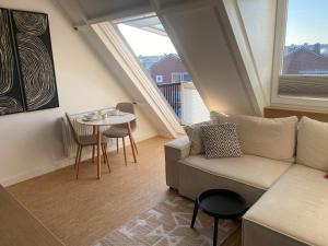 a living room with a couch and a table at LONG BEACH ROOMS 3 in Zandvoort