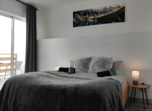 a bedroom with a large bed with two pillows at Casa Lana in San Juan del Reparo