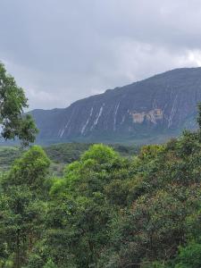 Blick auf einen Berg mit Bäumen im Vordergrund in der Unterkunft Nosso Quintal Candeias - Camping in Conceição do Mato Dentro + 4 Fotos