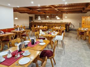 Restaurace v ubytování Hotel Bayerischer Wald HFVI + 30 fotografií