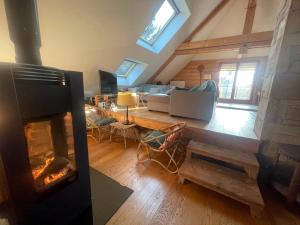 soggiorno con camino di Au Doubs Moulin a Bians-les-Usiers
