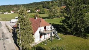 una vista sul tetto di una casa con un albero di Au Doubs Moulin a Bians-les-Usiers