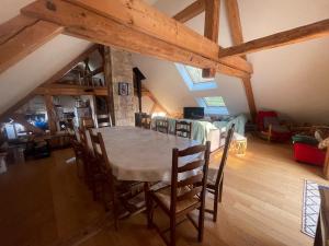 una sala da pranzo con tavolo e sedie di Au Doubs Moulin a Bians-les-Usiers