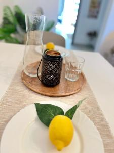 Ai Pelaghi Vespa Dream في ليفورنو: طبق به ليمونتين على طاولة