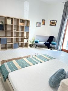 Ai Pelaghi Vespa Dream في ليفورنو: غرفة معيشة بها سرير وأريكة