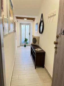 Ai Pelaghi Vespa Dream في ليفورنو: ممر به مكتب ومرآة وباب