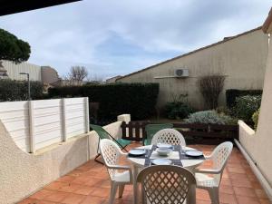 Patio alebo iná vonkajšia časť ubytovania Résidence Héliovillage - VILLA 4 pers. CAP D'AGDE MAE-2944