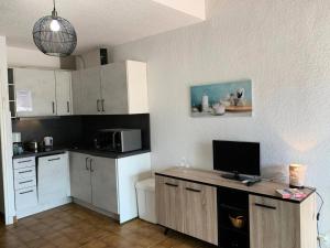 Kuchyňa alebo kuchynka v ubytovaní Résidence Héliovillage - VILLA 4 pers. CAP D'AGDE MAE-2944