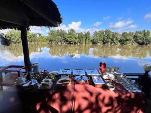 Pogled na reku u blizini kampa +17 fotografija