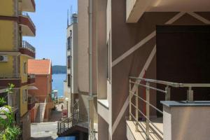 desde el balcón de un edificio en Sea Point apartment Korda, en Budva