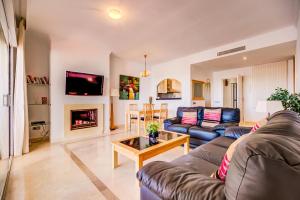 Μια τηλεόραση ή/και κέντρο ψυχαγωγίας στο Stunning Apartment With Golf Course and Sea Views