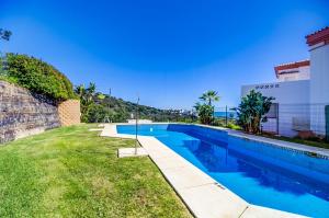 Πισίνα στο ή κοντά στο Stunning Apartment With Golf Course and Sea Views