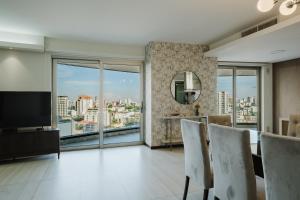 TV a/nebo společenská místnost v ubytování Riviera Skyview