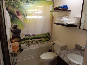 A bathroom at A serene getaway by the oasis