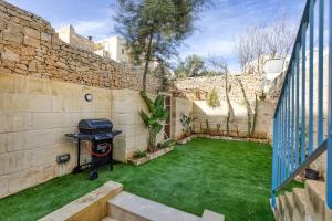 O grădină în afara Boutique Sliema Townhouse with garden +2 fotografii