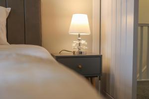 Ένα ή περισσότερα κρεβάτια σε δωμάτιο στο Equipped & Cozy, Fast WiFi, Smart TV, Full Kitchen, Free Parking +30 φωτογραφίες