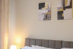 Ένα ή περισσότερα κρεβάτια σε δωμάτιο στο Equipped & Cozy, Fast WiFi, Smart TV, Full Kitchen, Free Parking