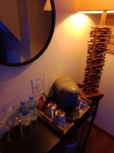 einen Tisch mit Kaffeemaschine und Wasserflaschen darauf in der Unterkunft Manoir du Grand Chêne in La Vraie-Croix