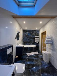 Kuchyň nebo kuchyňský kout v ubytování Luksusowy przestronny apartament