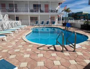 una piscina di fronte a un hotel di Oasis Palms Resort a St Pete Beach