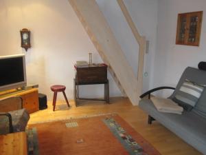 uma sala de estar com um sofá e uma televisão em Ferienhaus Fam. Fuhrer em Hohenaltheim