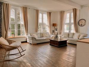 ein Wohnzimmer mit zwei Sofas und einem Couchtisch in der Unterkunft "Unnen" in der Alten Schule Greetsiel in Krummhörn