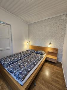 a bed in a room with two pillows on it at Ferienhaus Luise, Mariannes Ferienwohnung in Rörvik